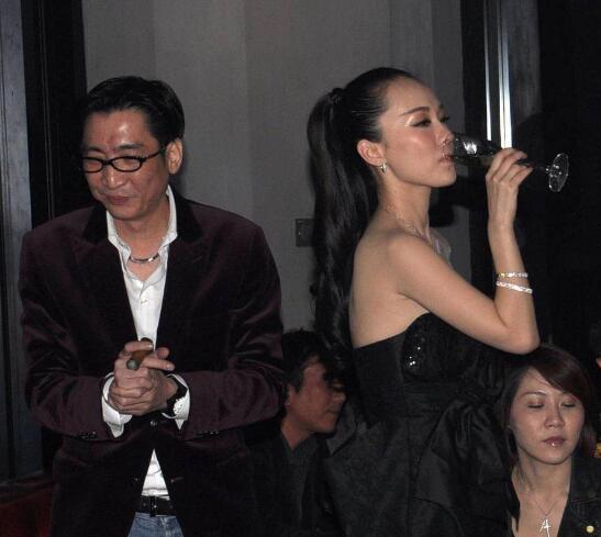 甄子丹也曾被她示爱过,因为这些行为,霍思燕还闯出了一个"华谊交际花