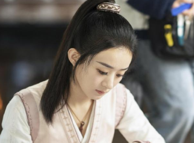 网上传言赵丽颖又有一部新作品即将来袭,这部作品的名字叫《谁是凶手