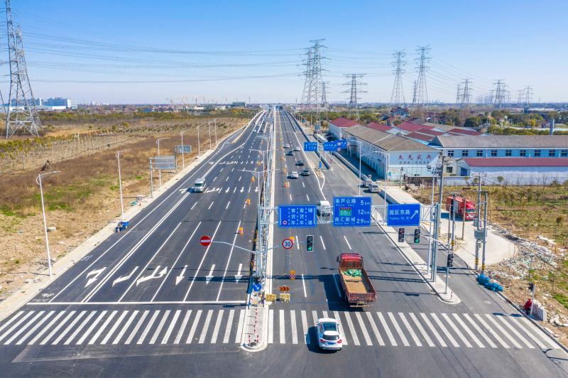 这条连接奉贤和浦东的道路拓宽完成,大叶公路奉贤段主