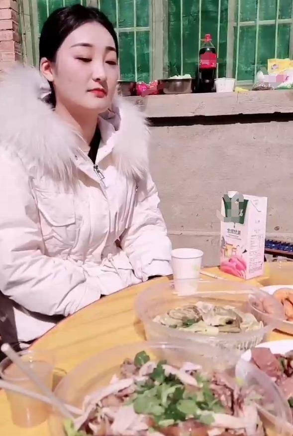 大衣哥儿媳过年吃席!穿棉服白到发光,面对一桌硬菜她端坐像名媛