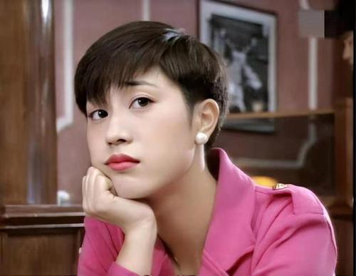 花朵耳环早就流行了盘点90年代香港女明星的复古港风耳饰
