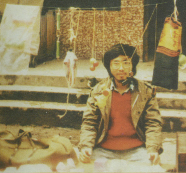 海子曾经热烈地爱过一个女子,这个女子是他的初恋情人,这位比海子小
