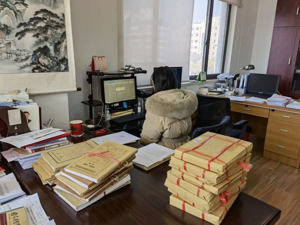 另外一个办公室,两位法官助理也在忙碌着.