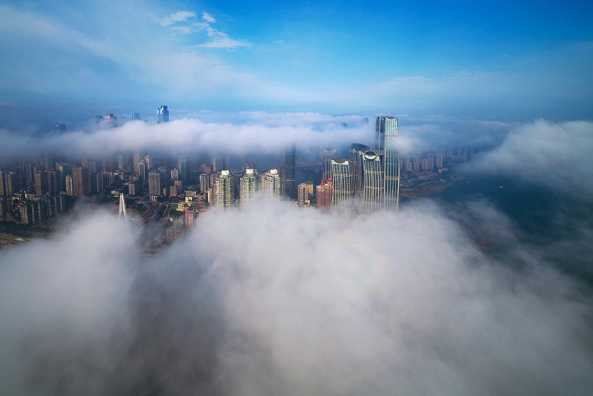 云雾罩山城 风景美如画