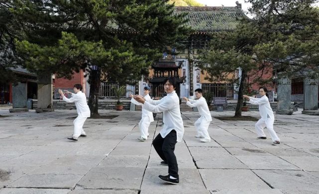 万周迎带学员练功▲他是当代知名太极拳家,太极养生专家:世界级非物质