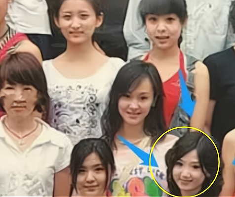 毛晓彤在学校就是校花?看了毕业合照,网友:陈翔没眼光