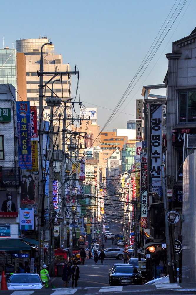 大量旧街道,旧房屋的存在使得首尔的旧城区显得非常拥挤杂乱,再加上这