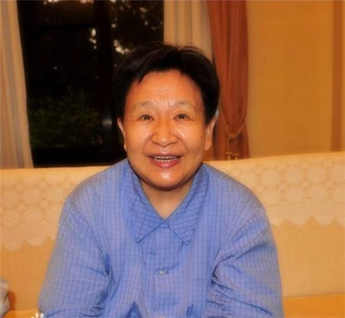 而王景清对李讷与前夫所生的儿子王效芝(徐小宁)视如己出,据说其名