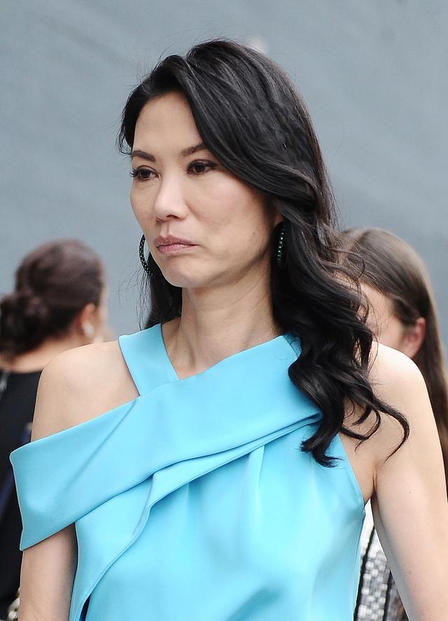 邓文迪气质不一般,穿斜肩上衣配包臀裙,优雅减龄女人味十足_腾讯网