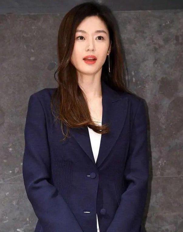 全智贤生三胎后更美了,穿西装领大衣裙时尚又高级,气场不输超模