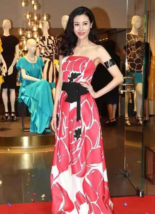 李嘉欣50岁不见老!穿白色连衣裙纤腰长腿瞩目,真是美了半辈子