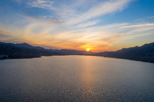 航拍济南锦绣川水库日落美景,彩霞映红了水面,水天一色美如画