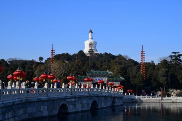 看北京天气晴朗北海公园风景如画