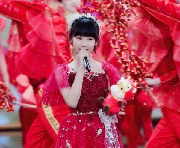 12岁小歌手龙紫岚火了!曾领唱《七子之歌,两次登上央视春晚舞台