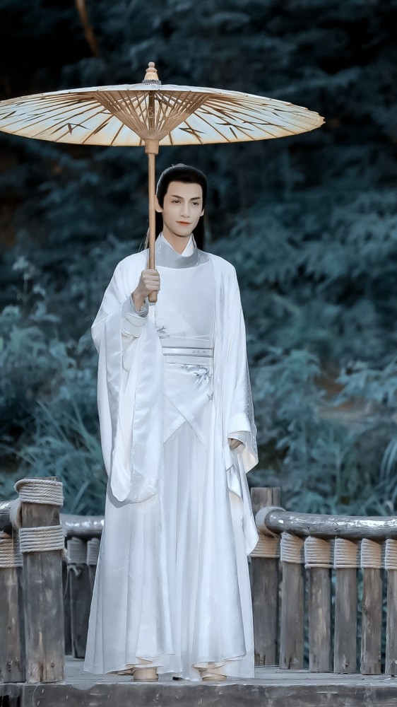 任嘉伦,肖战,罗云熙的撑伞图太好看,想在他们的伞下躲雨吗?