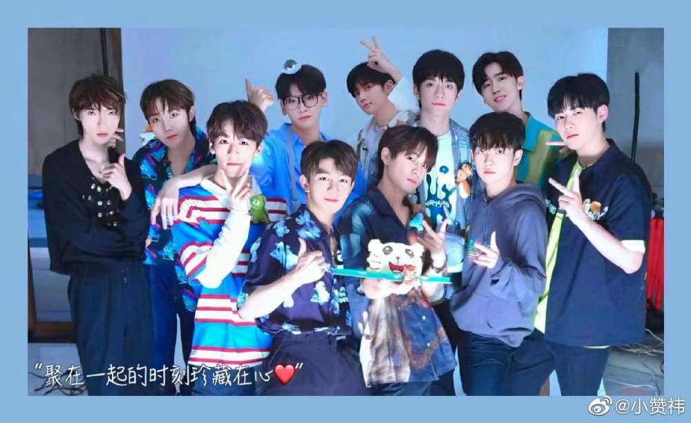 壁纸合集:r1se yyds.毕业团综,应该是只属于11人的快乐时光