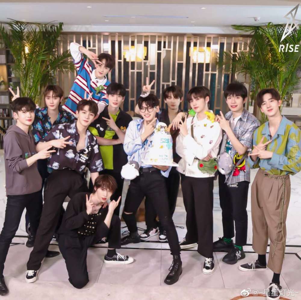 壁纸合集:r1se yyds.毕业团综,应该是只属于11人的快乐时光