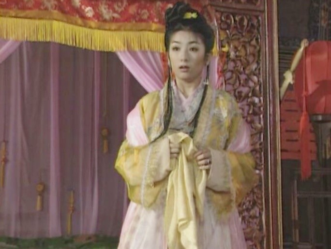原本的编发放在胸前,步摇和花朵的搭配不光符合李玉湖的人设,还衬得她