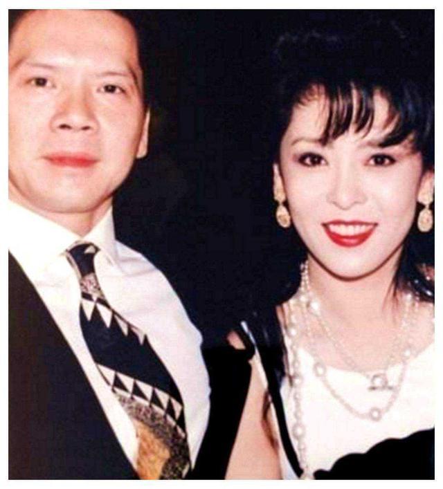 与丁佩离婚,将钱都给陈岚,向华强为何如此宠爱陈岚?