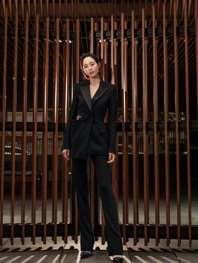 张钧甯一身黑色西装干练优雅腰间的镂空设计更添性感女人味