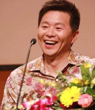 歌唱家王宏伟母亲为他守寡48年娶小12岁娇妻让母亲很满意