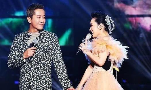 昔日金童玉女同框杨钰莹依旧甜美温柔毛宁发胖难掩沧桑