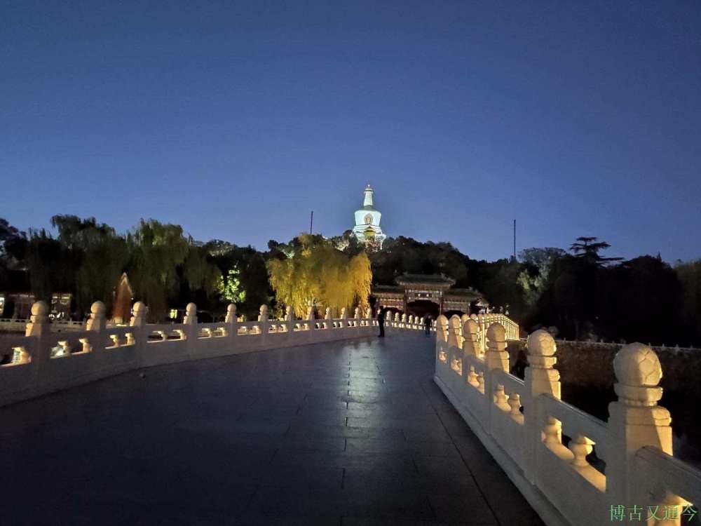夜游京城之北海夜景双星伴月笑脸悬挂空中
