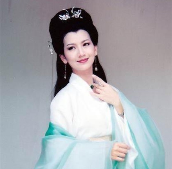 66岁赵雅芝携儿子拜年,鸽子蛋钻戒好抢镜