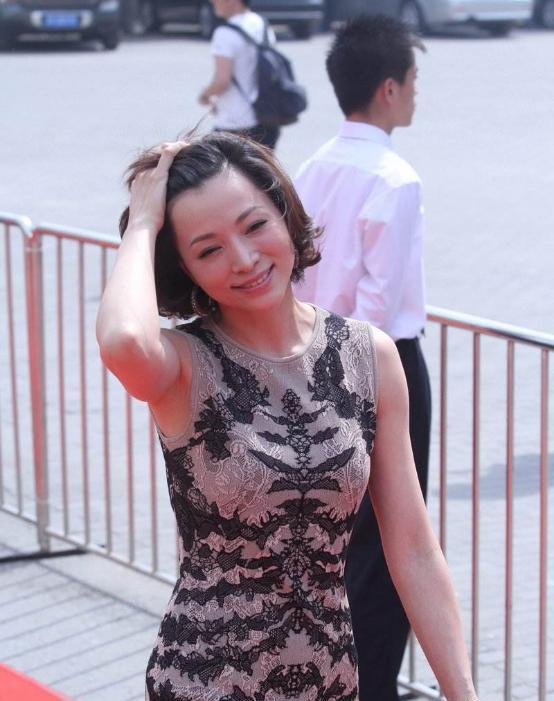 董卿一身书香气质,穿紧身蕾丝裙挺有反差萌,s型曲线真