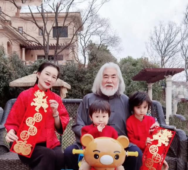张纪中娇妻深夜晒聚会照,杜星霖容光焕发,疑白雪神秘老公现身