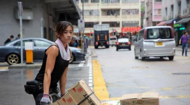 香港美女搬运工苦干10年后,在内地和富二代牵手成功,如今成这样