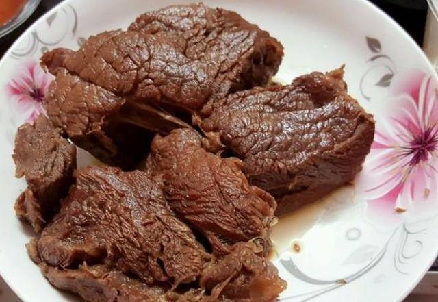 卤好的酱牛肉一切就容易碎?老江湖教你这么做,一学就会