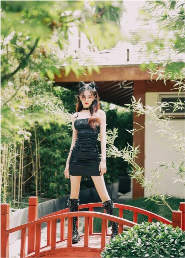 美女徐璐紧身皮衣变暗黑萝莉!大秀娇嫩长腿火辣魔鬼身材