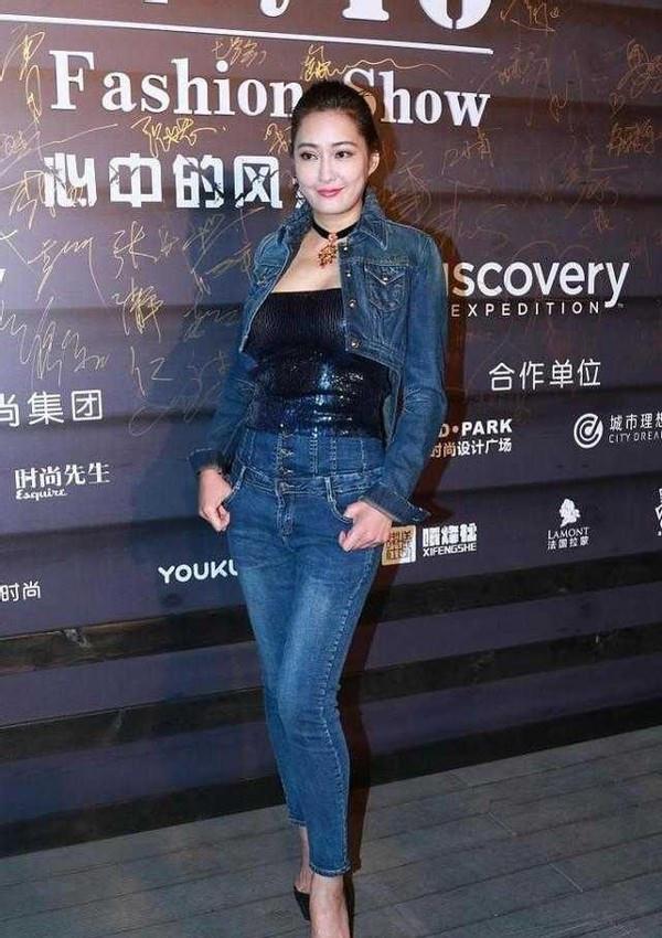 孟广美真是不显老,穿牛仔外套减龄又时髦,53岁身材真有料