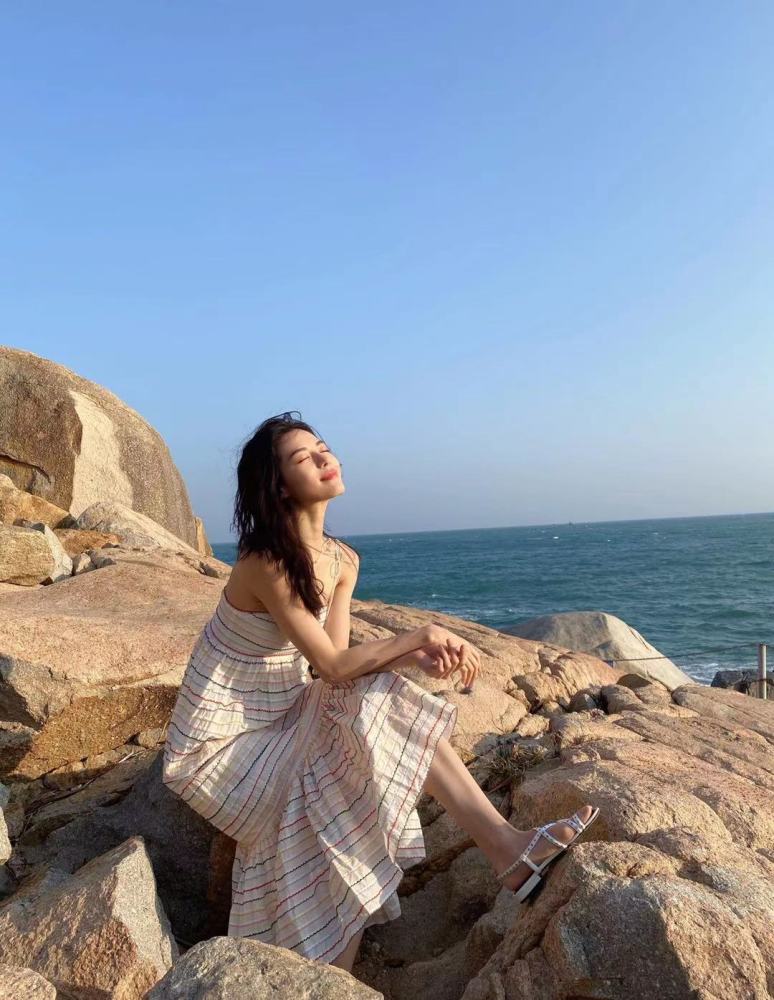 去海边溜达,选钟楚曦这一身,很唯美哟