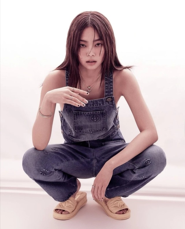 jennie拍摄vogue杂志全新暗黑萝莉风