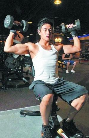 46岁何润东扮演高富帅,赤膊上阵秀腹肌,懂保养的男人依然正青春