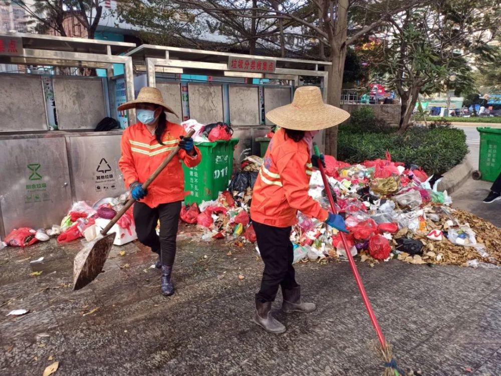 雷州环卫工人日清垃圾500多吨 守护整洁城市