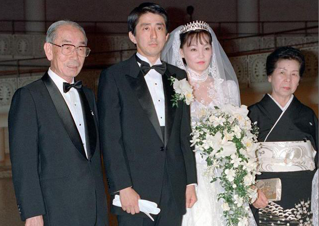 安倍晋三的母亲安倍洋子一直对自己的儿子抱有巨大的期待,作为森永制