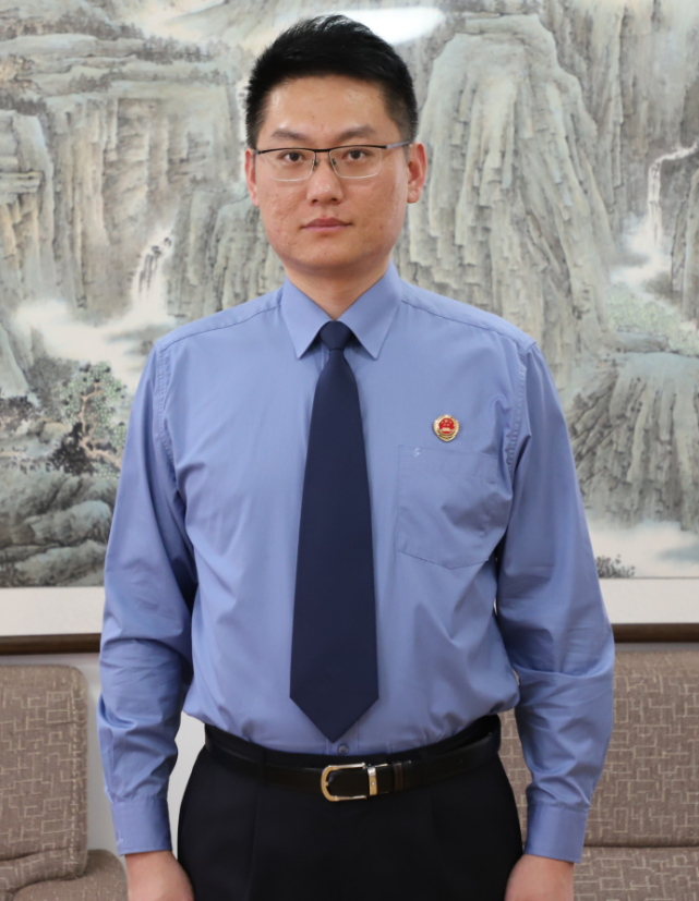 检察人员穿着春秋装,冬装时,上身内穿白色长袖衬衣,扎系检察专用制式