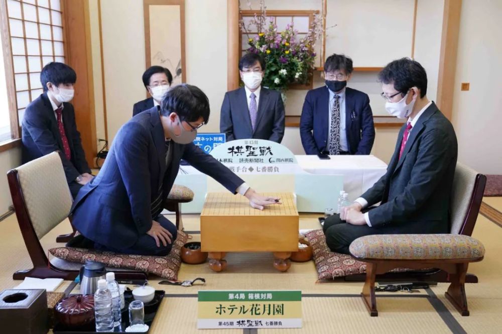 挑战者河野临九段执白212手中盘击败三冠王井山裕太棋圣,将总比分扮成