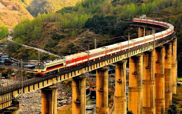 中国最特殊的大桥,桥下埋着一个人,所有火车经过都要鸣笛30秒