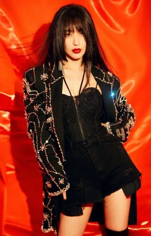 美女李菲儿登台热舞女团打扮,性感身材能秒杀baby?