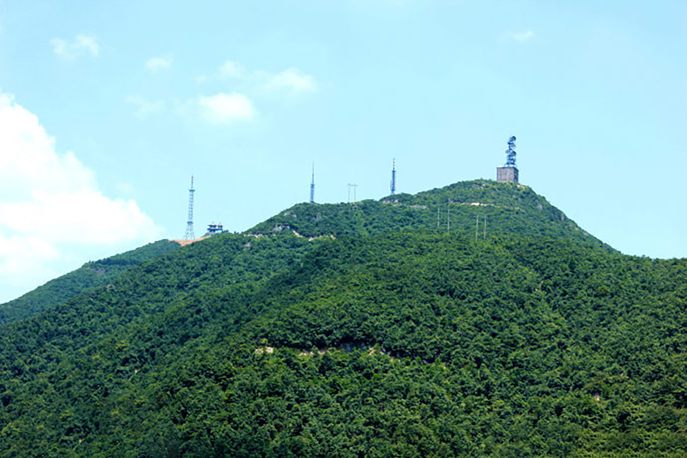 峰山呈西南——东北走向,绵延40余公里,跨章贡区,赣县区,南康市.