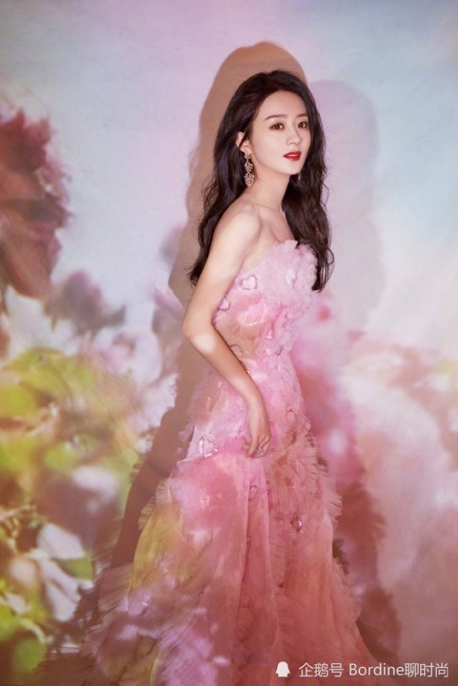 赵丽颖的粉色抹胸连衣裙,梦幻又少女,还很浪漫优雅