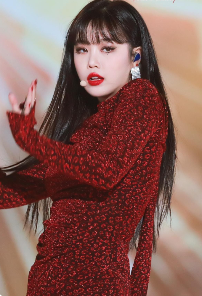 女子组合gidle的徐穗珍soojin最喜欢红色造型的女偶像明星