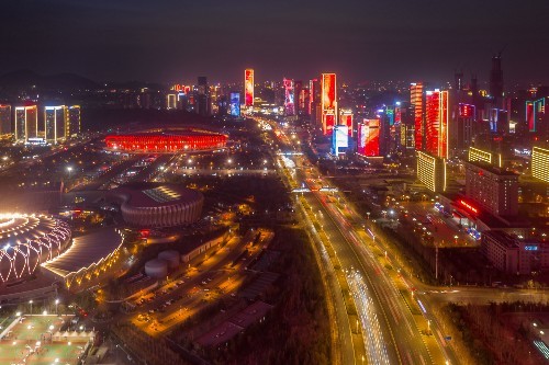 航拍济南东部新城夜景,高楼大厦灯光璀璨,城市建设欣欣向荣