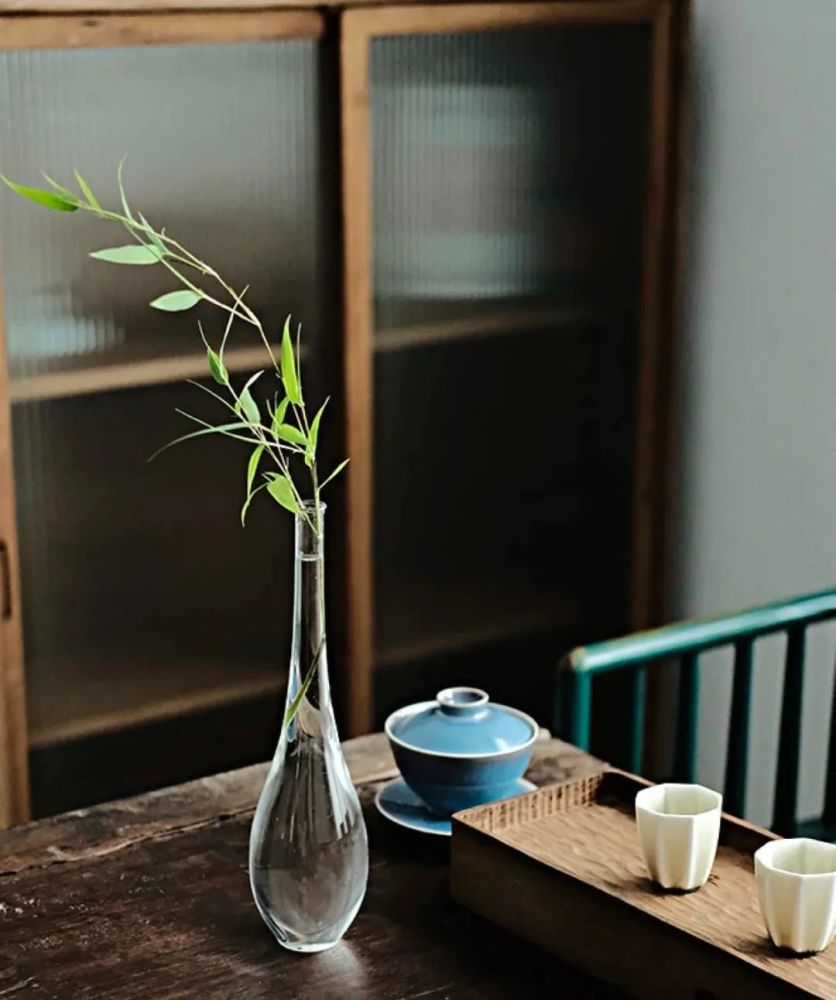 独处,并不是寂寞;狂欢,并不是合群;正所谓,独处是一个人的清欢,合群
