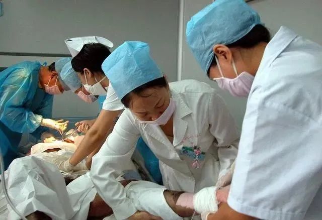 医生抢救患者剪破衣服,该不该赔偿?