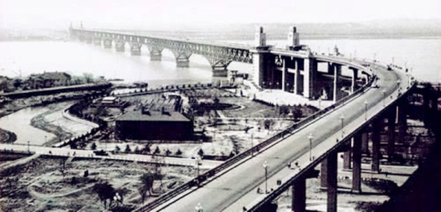 "争气桥:南京长江大桥,曾被118辆坦克压过,每天通车8万辆